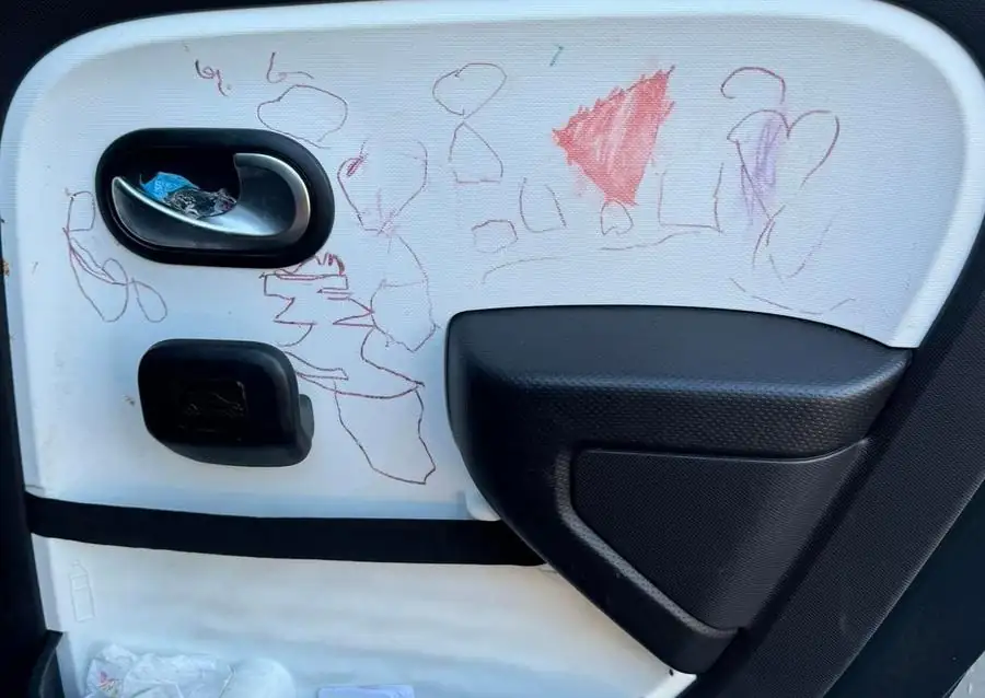 Panneau de porte couvert de dessins au feutre avant nettoyage vapeur