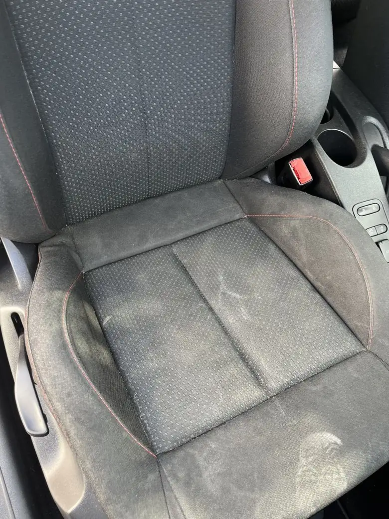 Siège conducteur terne et encrassé avant préparation